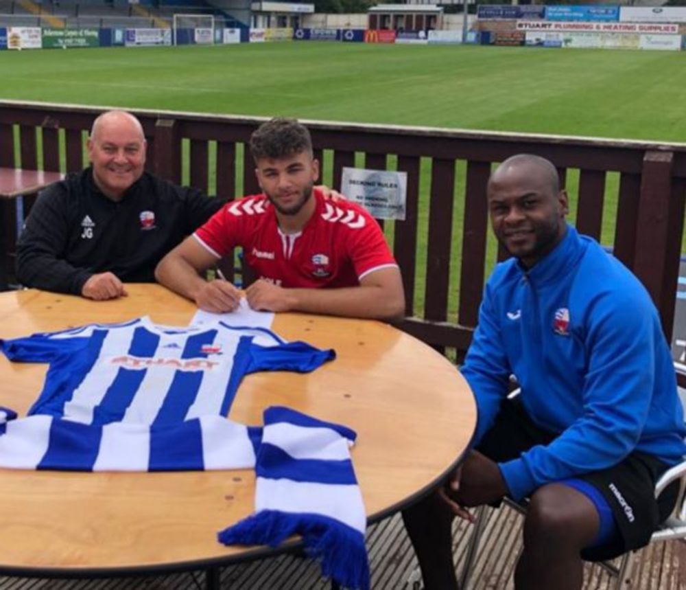 Jordan Armsden signs (Photo: Nuneaton Borough FC