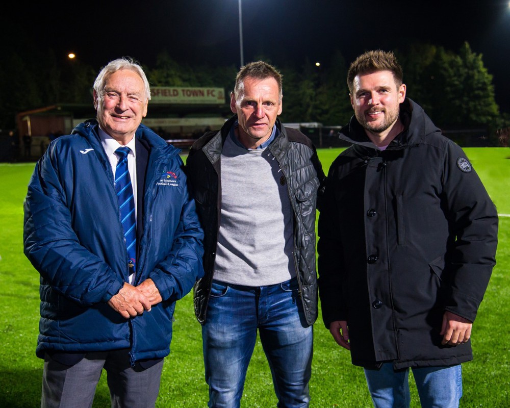 Stuart Pearce with Southern League Chairman Terry Barratt (left) and Beaconsfield chairman Chris Coyle