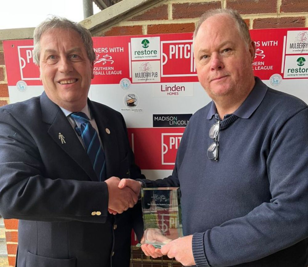 Dave Stephens presents the award to Walthamstow's Vice Chairman Steve Howe