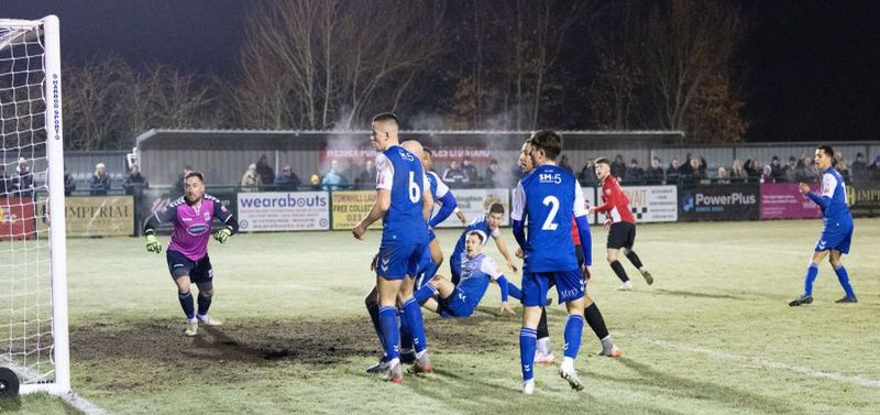 Brad Targett grabs the Sholing winner (Jaz Photography)